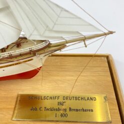 Schulschiff Deutschland 1927 laivo modeliukas 1:400 su stikliniu gaubtu 8,5×25,5×16 cm