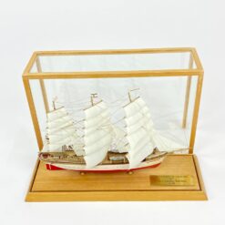 Schulschiff Deutschland 1927 laivo modeliukas 1:400 su stikliniu gaubtu 8,5×25,5×16 cm