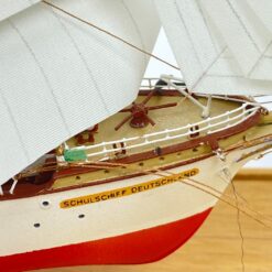 Schulschiff Deutschland 1927 laivo modeliukas 1:400 su stikliniu gaubtu 8,5×25,5×16 cm