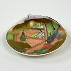 Japoniška Kai - awase žaidimo kriauklė, dekoruota piešiniu 7x8,5x2,5 cm