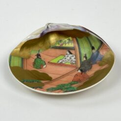 Japoniška Kai – awase žaidimo kriauklė, dekoruota piešiniu 7×8,5×2,5 cm