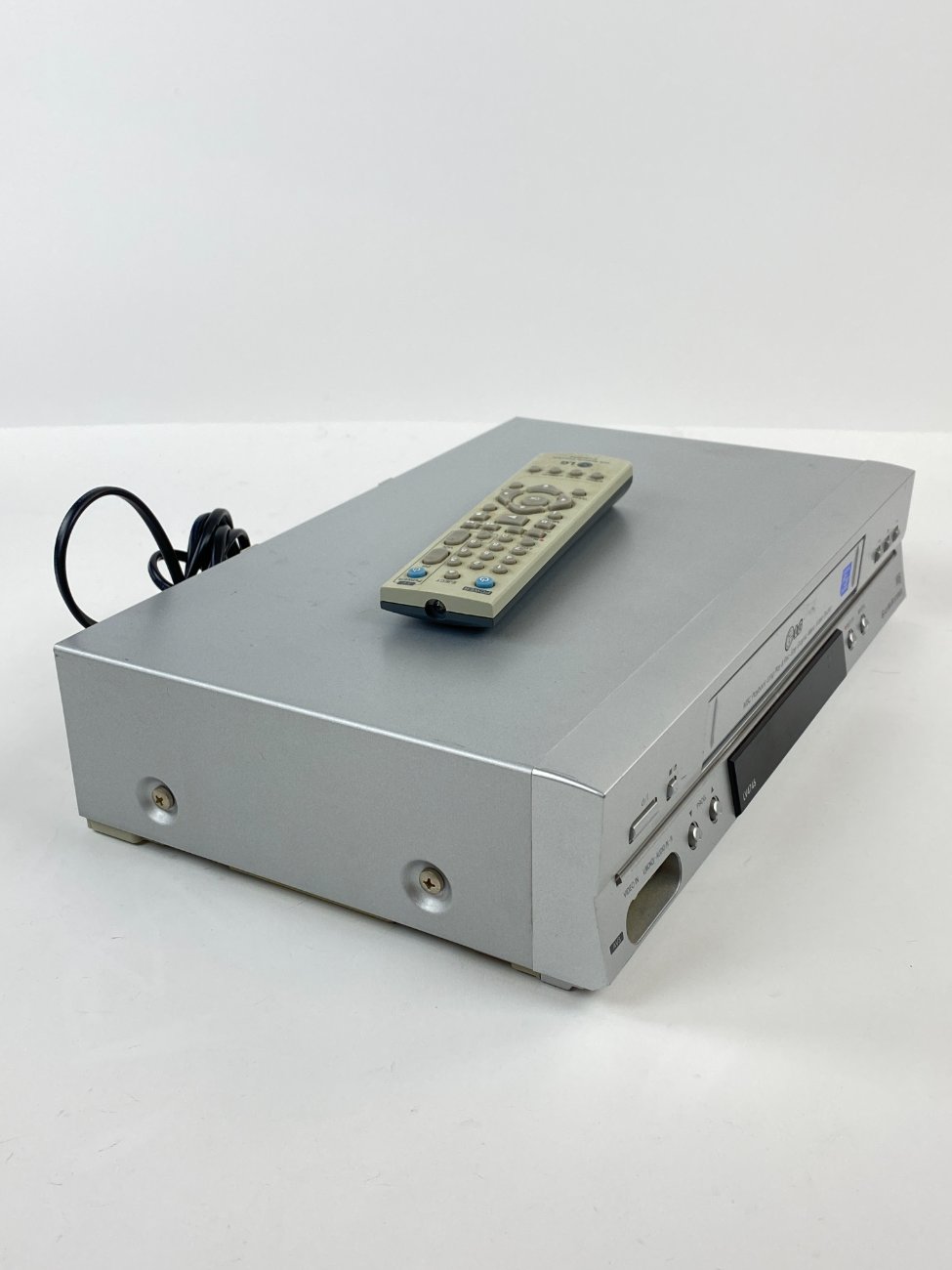 HN1310-kita-technika-2 LG LV 4745 VHS videomagnetofonas 24x36x8,5 cm