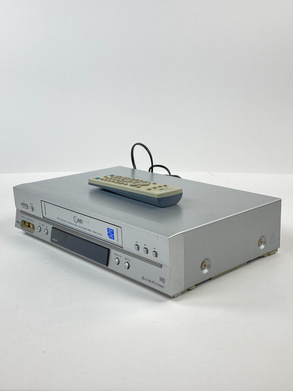 HN1310-kita-technika-3 LG LV 4745 VHS videomagnetofonas 24x36x8,5 cm