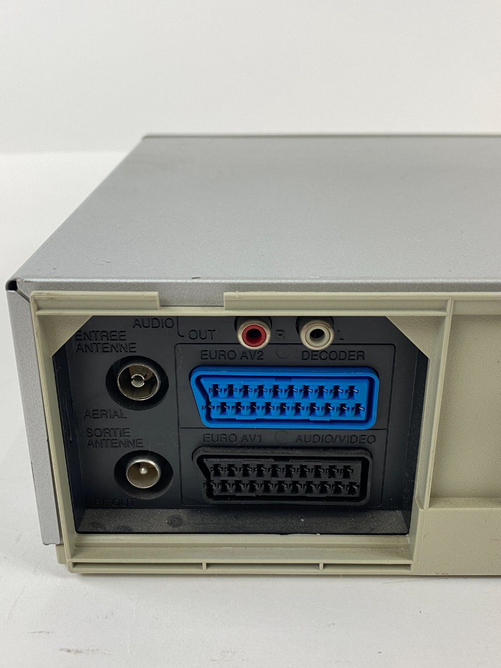 HN1310-kita-technika-7 LG LV 4745 VHS videomagnetofonas 24x36x8,5 cm