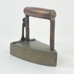 Senovinis žalvario ir metalo lygintuvas medine rankena 16,5x10x16,5 cm