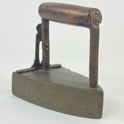 Senovinis žalvario ir metalo lygintuvas medine rankena 16,5x10x16,5 cm