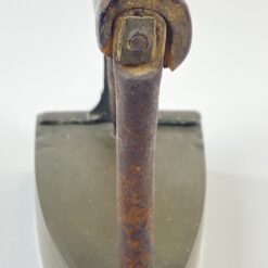 Senovinis žalvario ir metalo lygintuvas medine rankena 16,5x10x16,5 cm