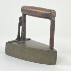 Senovinis žalvario ir metalo lygintuvas medine rankena 16,5x10x16,5 cm