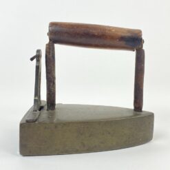 Senovinis žalvario ir metalo lygintuvas medine rankena 16,5x10x16,5 cm