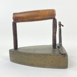 Senovinis žalvario ir metalo lygintuvas medine rankena 16,5x10x16,5 cm