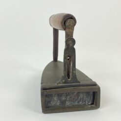 Senovinis žalvario ir metalo lygintuvas medine rankena 16,5x10x16,5 cm