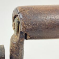 Senovinis žalvario ir metalo lygintuvas medine rankena 16,5x10x16,5 cm