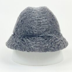 Karakulio kailio skrybėlaitė su eko odos kaspinu (56 cm) 26×24,5×16 cm