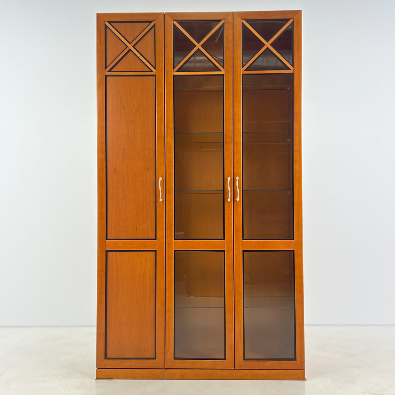 HN1342-vitrinos-0 Trijų durų vitrina 44x123x219 cm