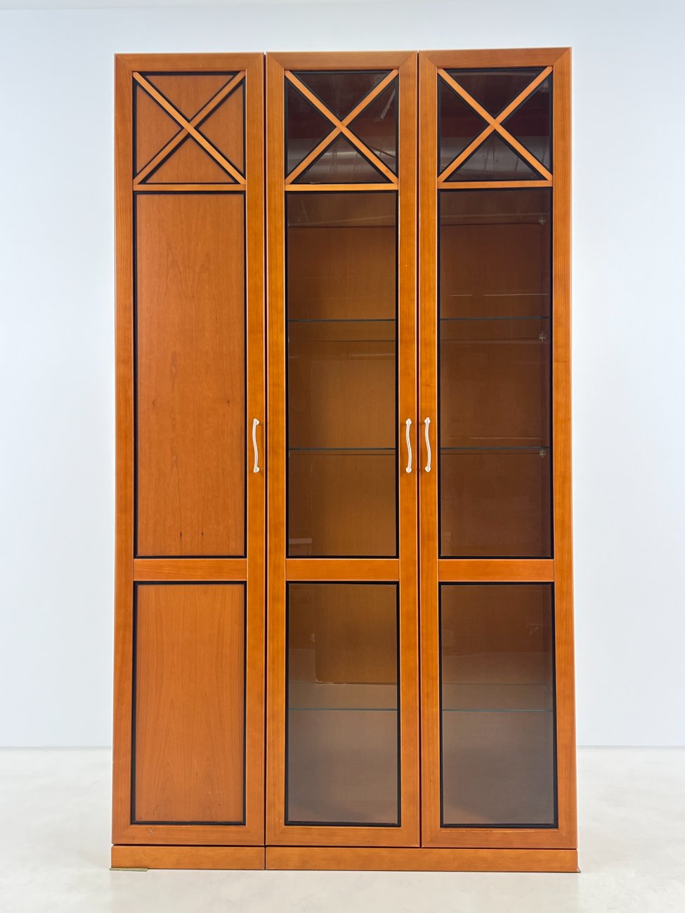 HN1342-vitrinos-1 Trijų durų vitrina 44x123x219 cm