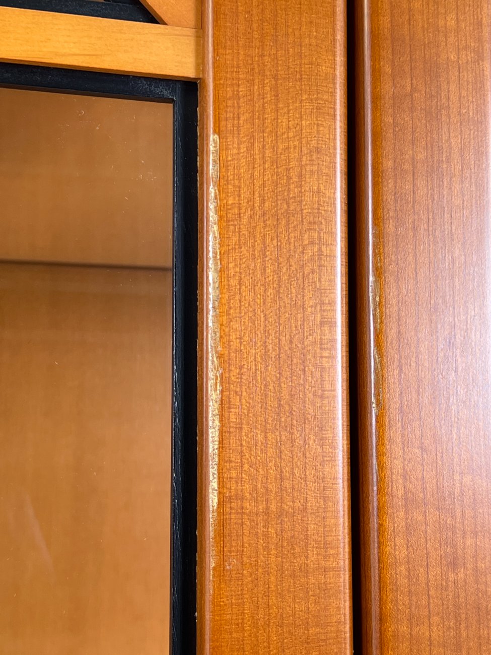 HN1342-vitrinos-16 Trijų durų vitrina 44x123x219 cm