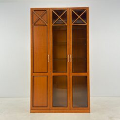 Trijų durų vitrina 44x123x219 cm