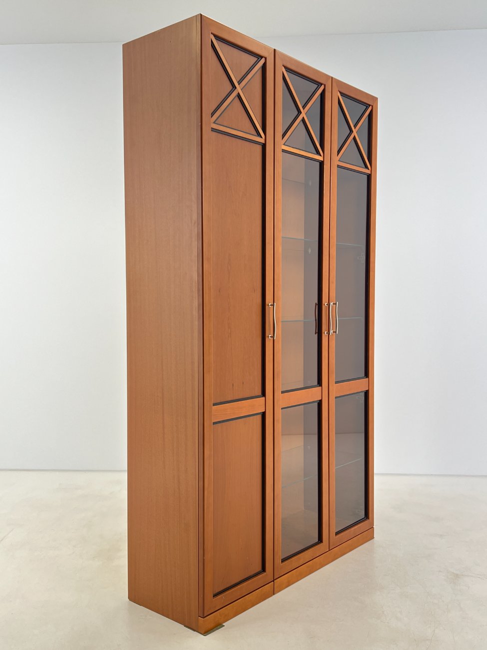 HN1342-vitrinos-3 Trijų durų vitrina 44x123x219 cm