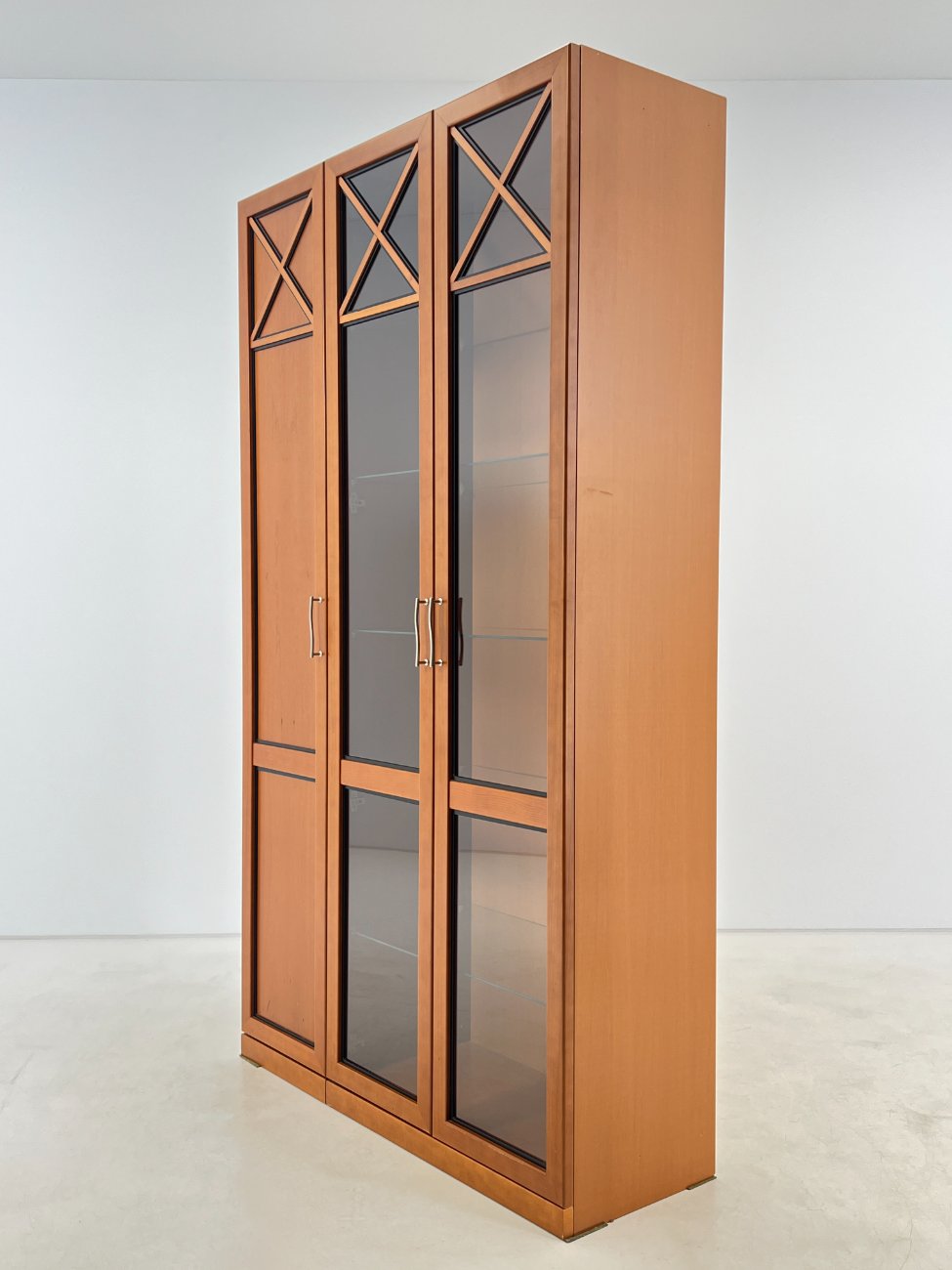 HN1342-vitrinos-4 Trijų durų vitrina 44x123x219 cm