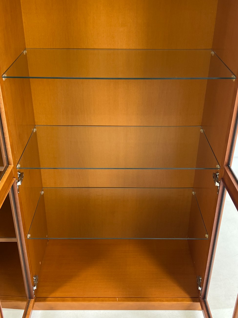 HN1342-vitrinos-6 Trijų durų vitrina 44x123x219 cm