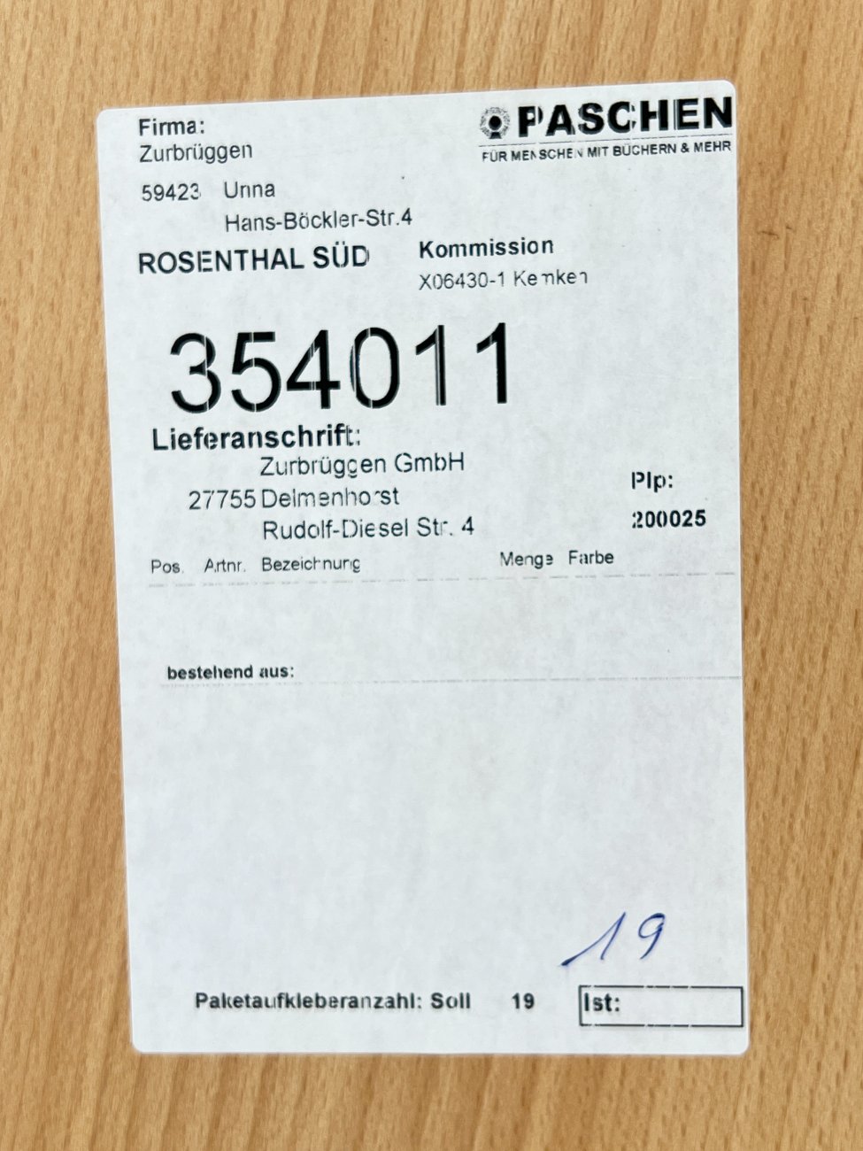 HN1342-vitrinos-9 Trijų durų vitrina 44x123x219 cm