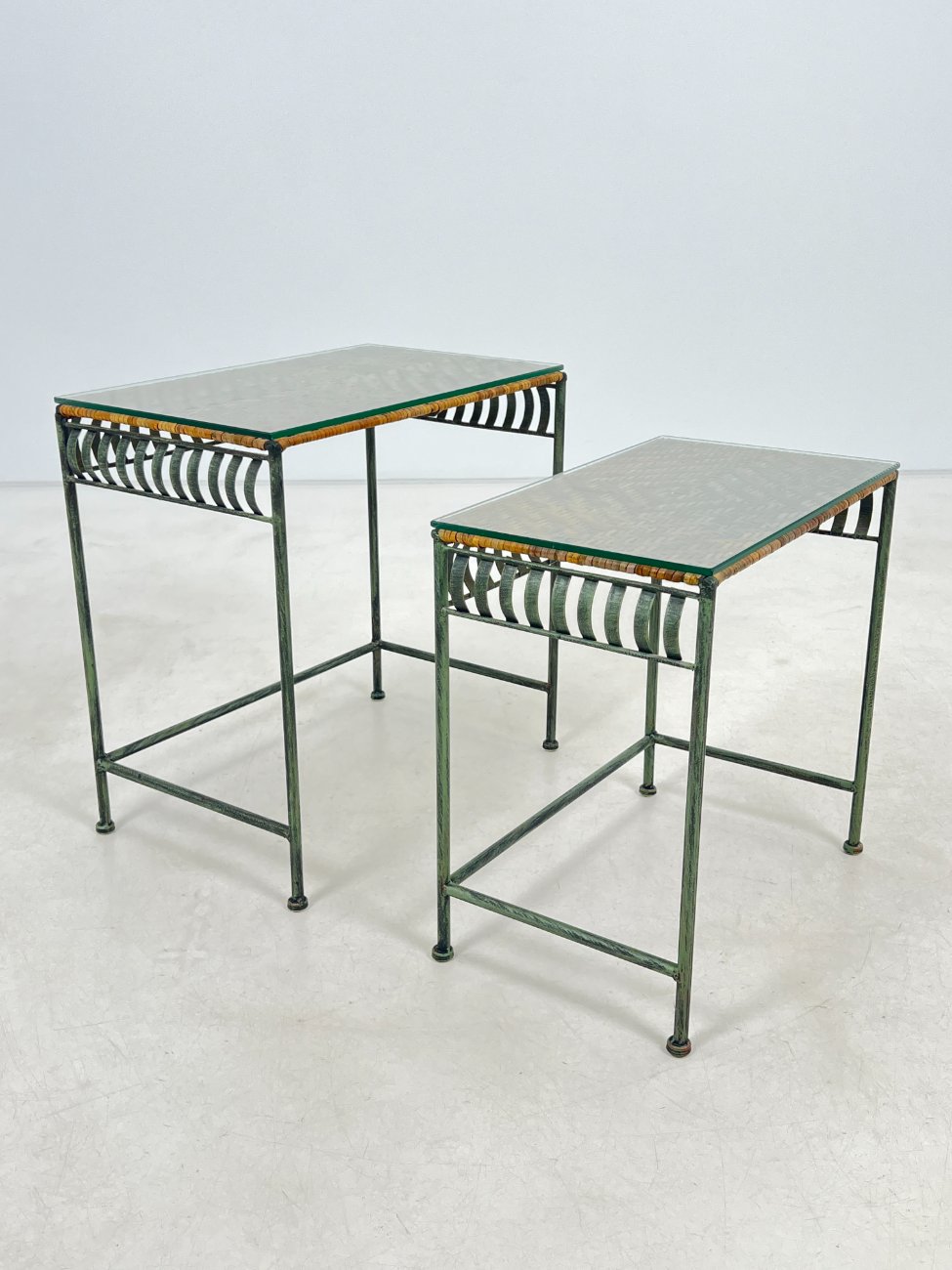 HN1349-stalai-1 Metaliniai lizdiniai staliukai 2 vnt. komplektas 33x53x52,5 cm