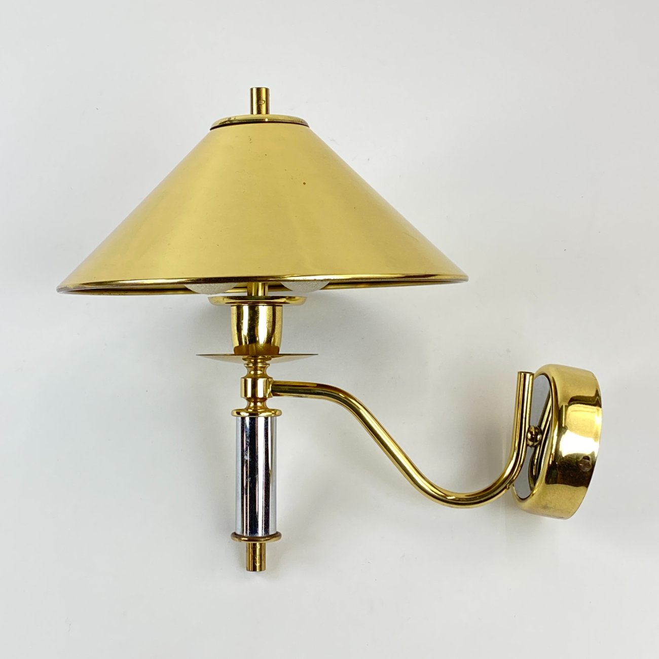 HN1398-sieniniai-sviestuvai-0 Metalinis sieninis aukso spalvos šviestuvas 32,5x25x30 cm