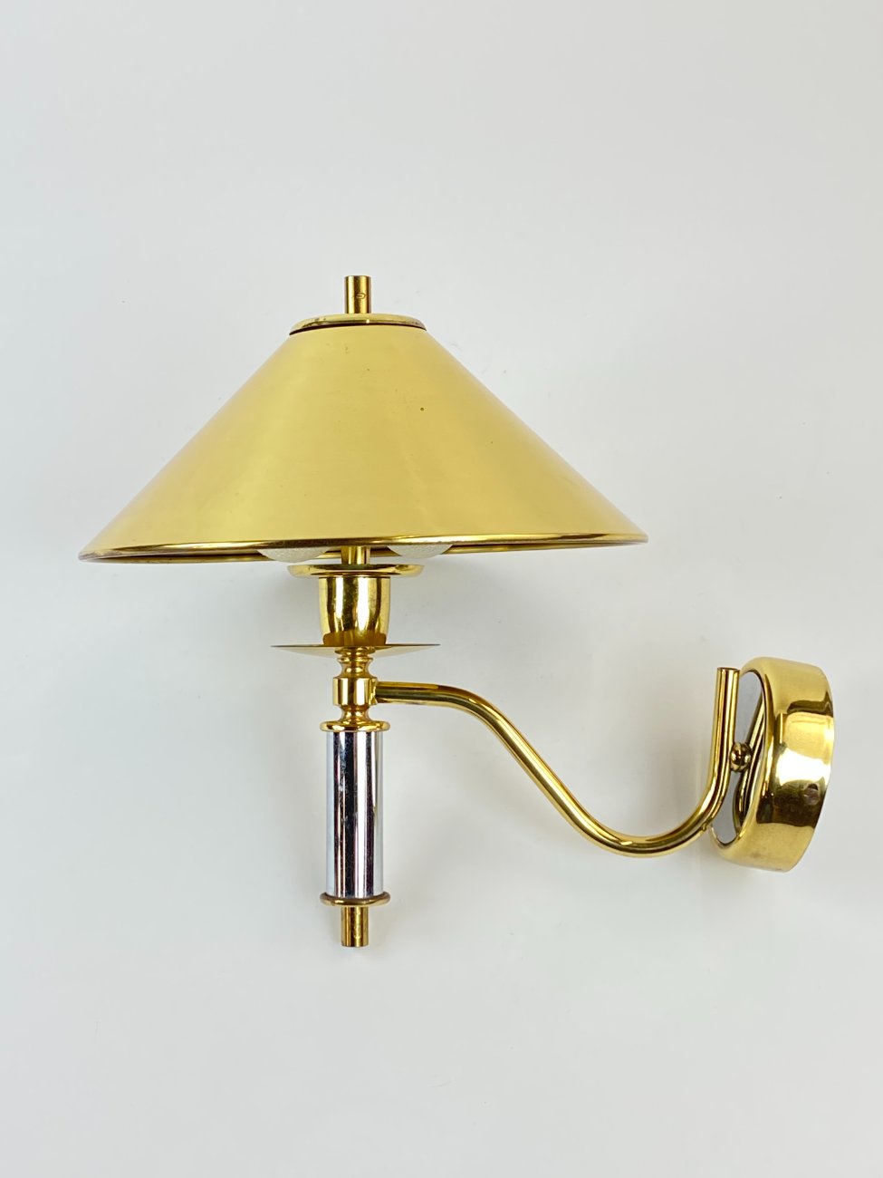 HN1398-sieniniai-sviestuvai-1 Metalinis sieninis aukso spalvos šviestuvas 32,5x25x30 cm