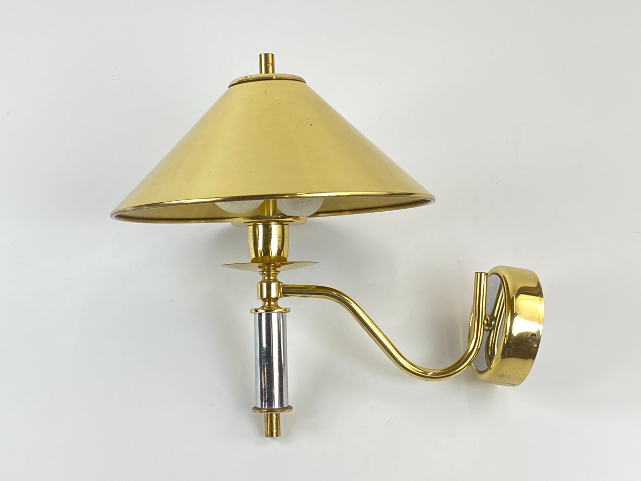 HN1398-sieniniai-sviestuvai-2 Metalinis sieninis aukso spalvos šviestuvas 32,5x25x30 cm