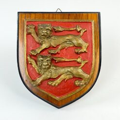 Pakabinamas herbas su liūtų atvaizdu 3x16x19 cm