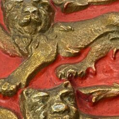 Pakabinamas herbas su liūtų atvaizdu 3x16x19 cm