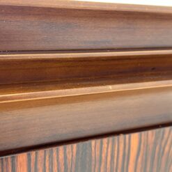 Mid Century komoda cu centrine įstiklinta dalimi 34×123,5×154,5 cm