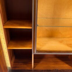 Mid Century komoda cu centrine įstiklinta dalimi 34×123,5×154,5 cm