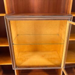 Mid Century komoda cu centrine įstiklinta dalimi 34×123,5×154,5 cm