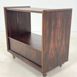 Mid Century juodmedžio lukšto keturių stalčių komoda ant ratukų 45x80x75 cm
