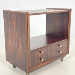 Mid Century juodmedžio lukšto keturių stalčių komoda ant ratukų 45x80x75 cm