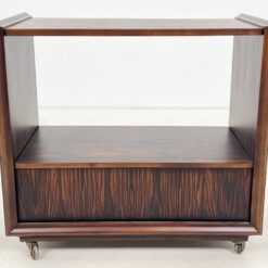 Mid Century juodmedžio lukšto keturių stalčių komoda ant ratukų 45x80x75 cm