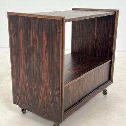 Mid Century juodmedžio lukšto keturių stalčių komoda ant ratukų 45x80x75 cm