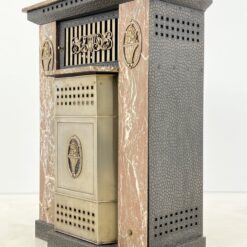 Art Nouveau stiliaus židinio apdaila iš marmuro ir metalo 51x93x125 cm