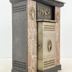 Art Nouveau stiliaus židinio apdaila iš marmuro ir metalo 51x93x125 cm