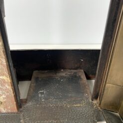 Art Nouveau stiliaus židinio apdaila iš marmuro ir metalo 51x93x125 cm