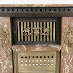 Art Nouveau stiliaus židinio apdaila iš marmuro ir metalo 51x93x125 cm