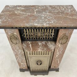 Art Nouveau stiliaus židinio apdaila iš marmuro ir metalo 51x93x125 cm