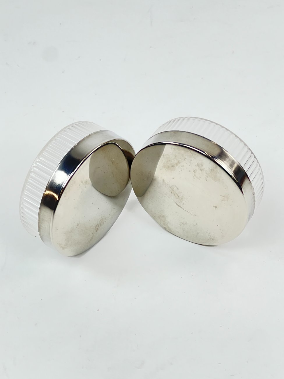 DL0392-vonios-prekes-15 Vintažinė odinė vyriška kelioninė kosmetinė su priedais 21,5x24x5,5 cm