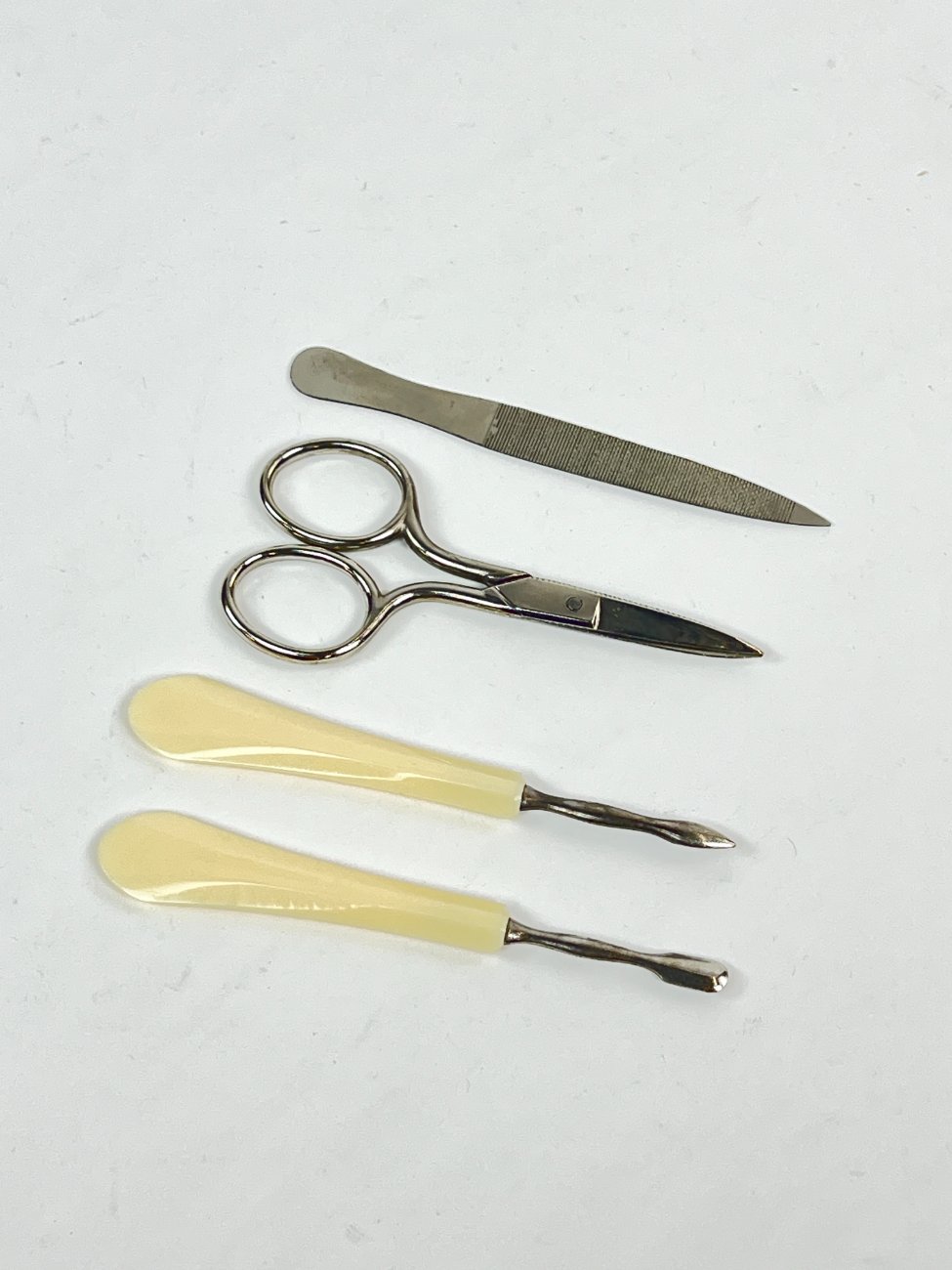 DL0392-vonios-prekes-17 Vintažinė odinė vyriška kelioninė kosmetinė su priedais 21,5x24x5,5 cm