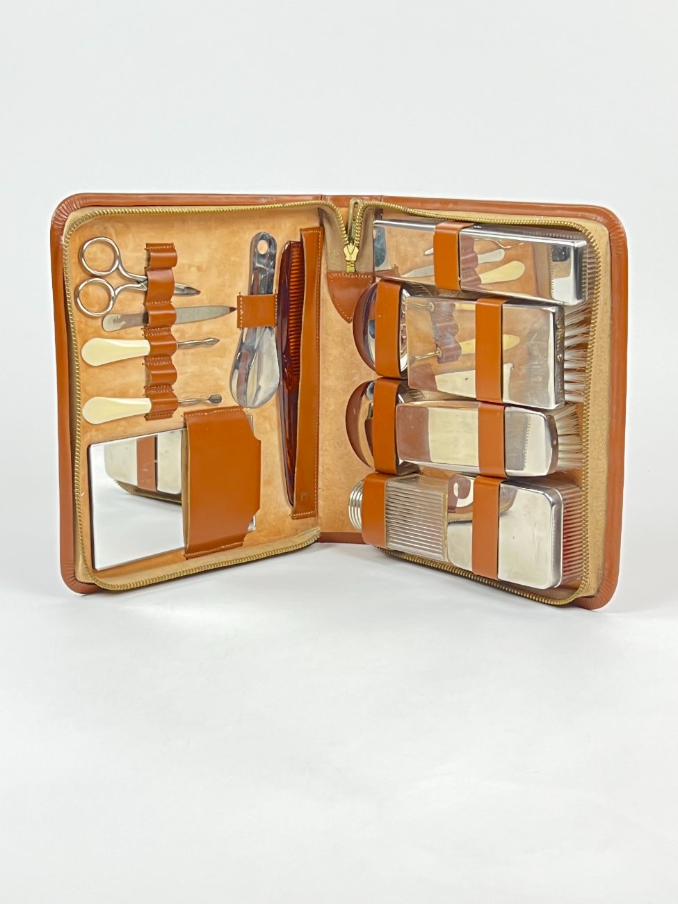 DL0392-vonios-prekes-3 Vintažinė odinė vyriška kelioninė kosmetinė su priedais 21,5x24x5,5 cm