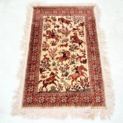 Gamyklinis sintetinio pluošto kilimas su medžioklės motyvais 115x80x0,3 cm