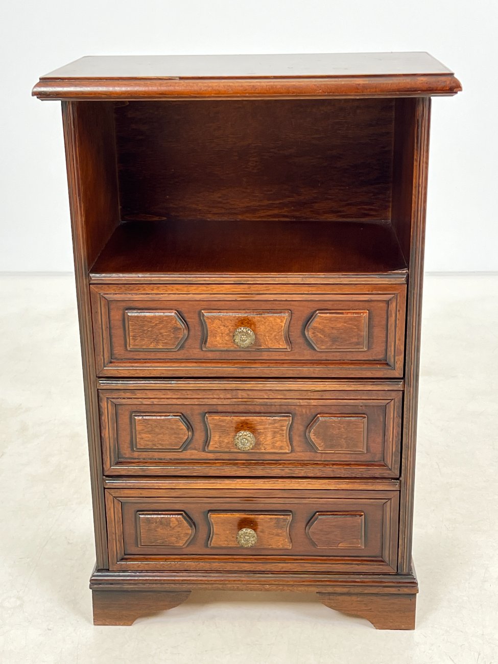 DP0067-spinteles-1 Raudonmedžio spintelė 29x51x78 cm