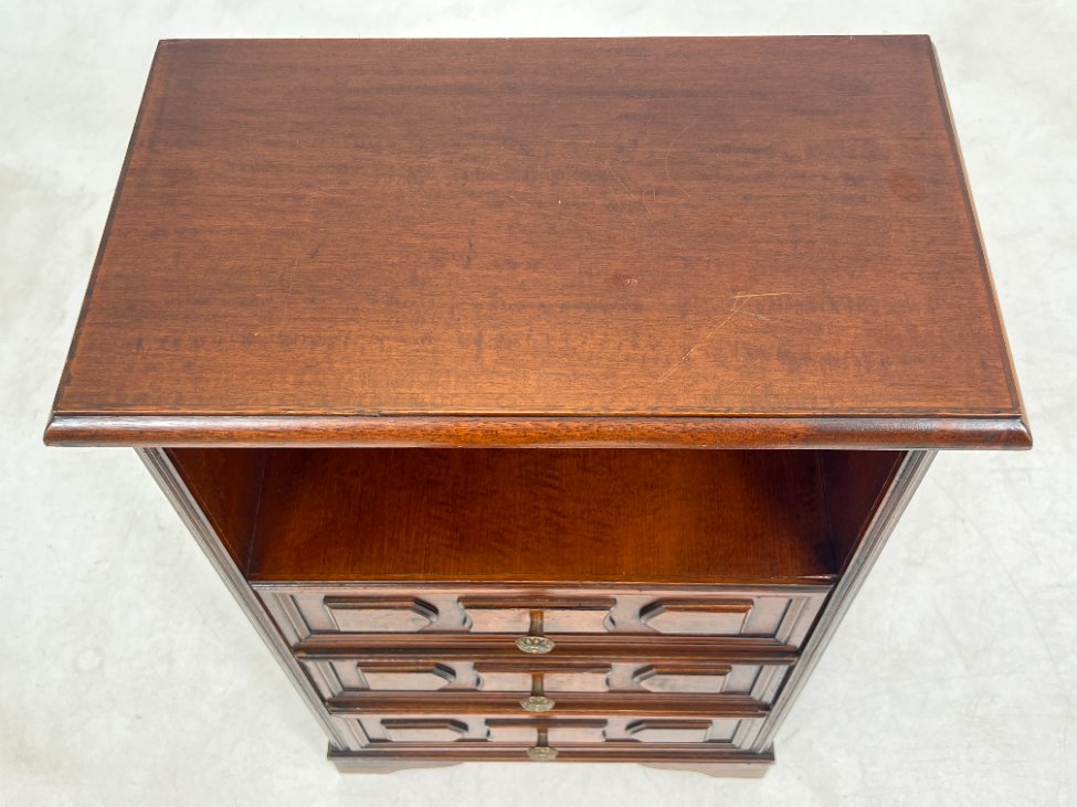 DP0067-spinteles-11 Raudonmedžio spintelė 29x51x78 cm