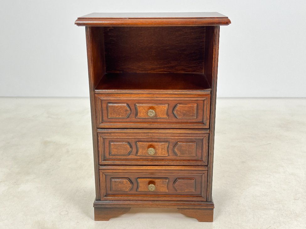 DP0067-spinteles-2 Raudonmedžio spintelė 29x51x78 cm